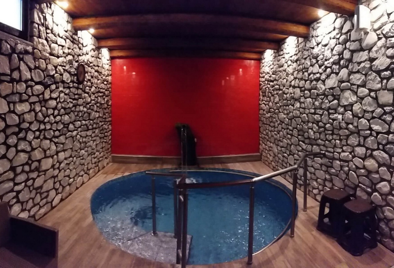  Loutra Pozar bazeni unutra 